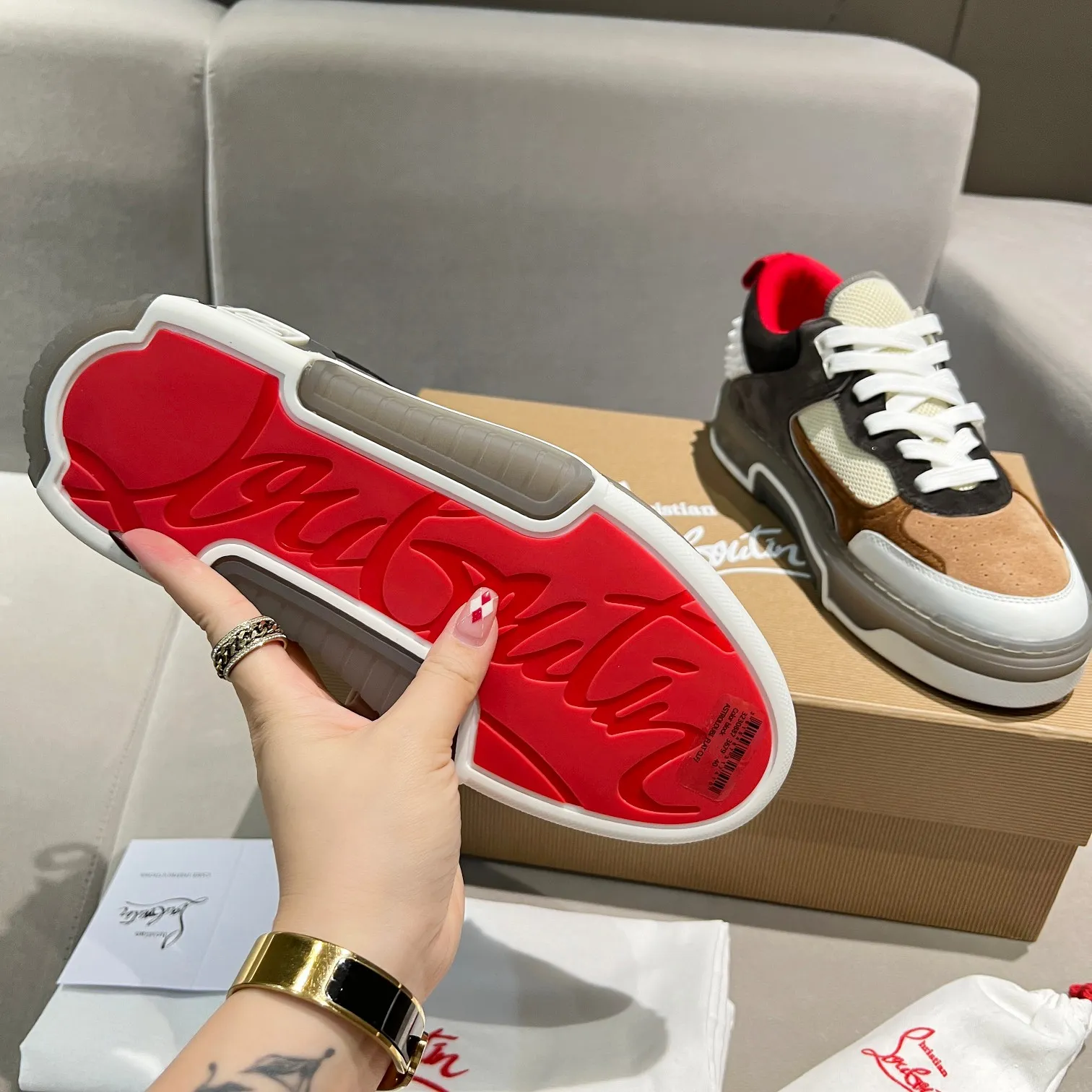 Men's shoes 💰700 🌹🌹🌹̋ Wang Junkai Yang Mi Xu Kai Zhang Jingyi Ding Chengxin Chen Muchi Wang Ziyi Same style Christian Louboutin 2024 [New product] ASTROLOUBI unisex thick-soled sports shoes red-soled shoes perfectly integrate fashion and sports, The fabrics are made of luxurious calfskin, soft suede, smooth satin and laminated leather, and the back is decorated with classic rivets. The interior is blended with a knitted tongue for added durability, breathability and quick-drying comfort. The outsole is made of a combination of EVA foam and imported rubber, and the colorful CL iconic letters on the side of the outsole show the brand's unique style. It is a ceiling-level comfortable skate shoe! ! ! Multiple colors available, currently men’s sizes 39--45
